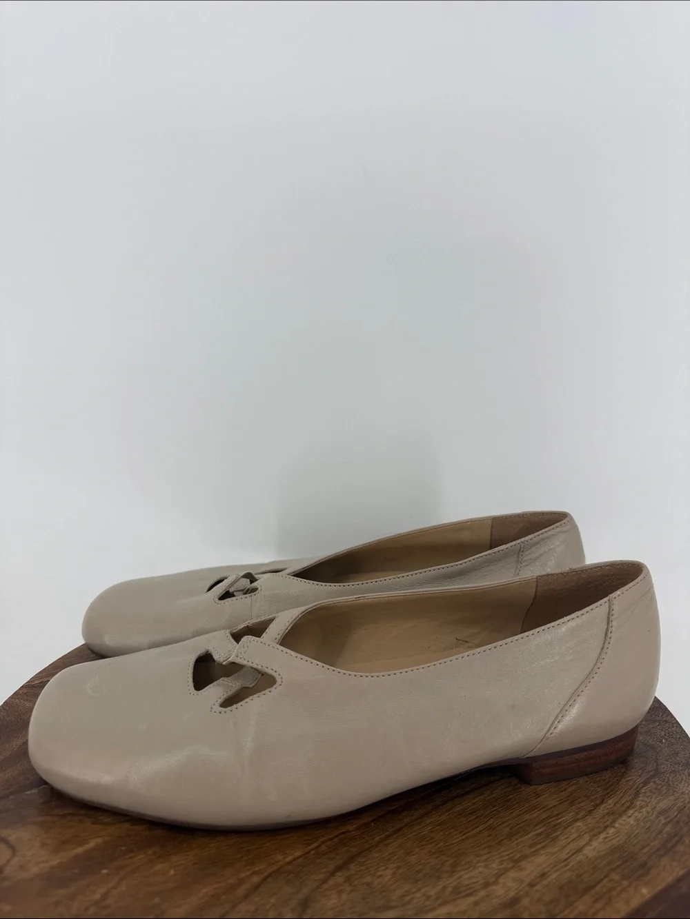 Trotters Leather Cutout Ballet Flats Ivory Cream Women’s Size 7